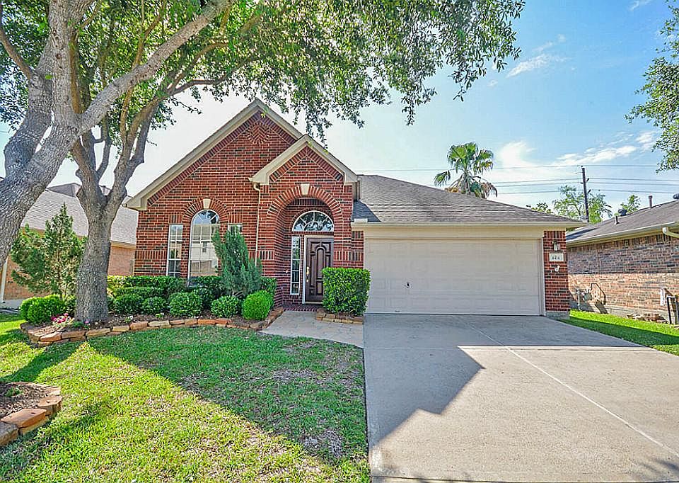 Nicely landscaped inviting home!