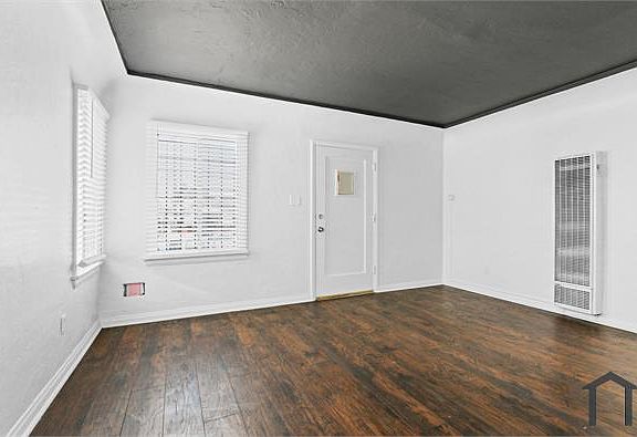 3rd image of 1052 W 105th St
