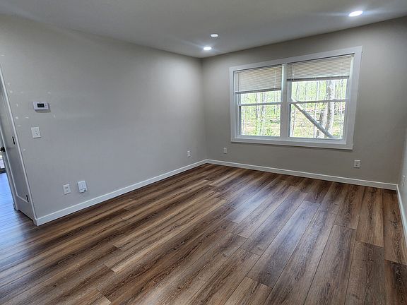 2nd image of 912 Oakcrest Dr APT B