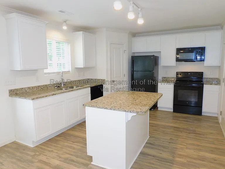 719 Torbay Dr — Photo 5