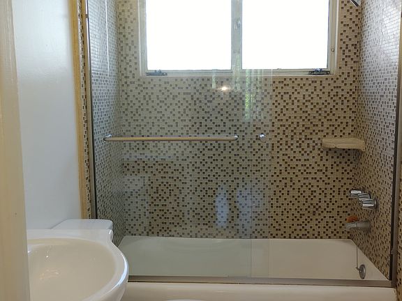 5th image of 4712 Elmwood Ave APT 7