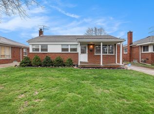 30200 Rosebriar St, Saint Clair Shores, MI 48082