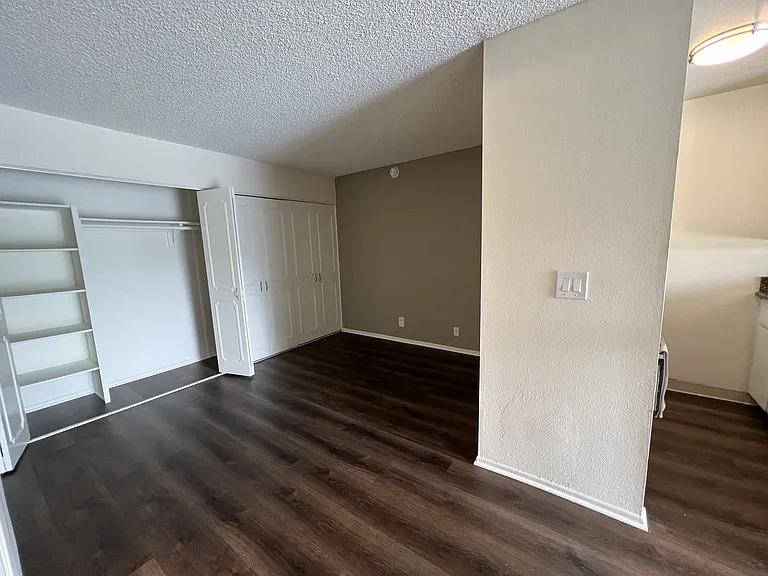 Versailles on the Lake Apartments — Photo 60