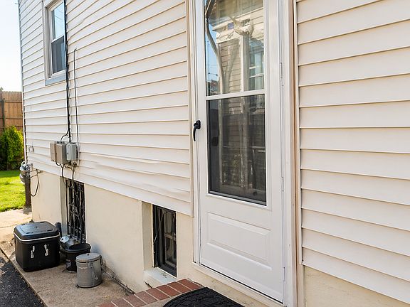 3rd image of 19 Cloverhill Pl
