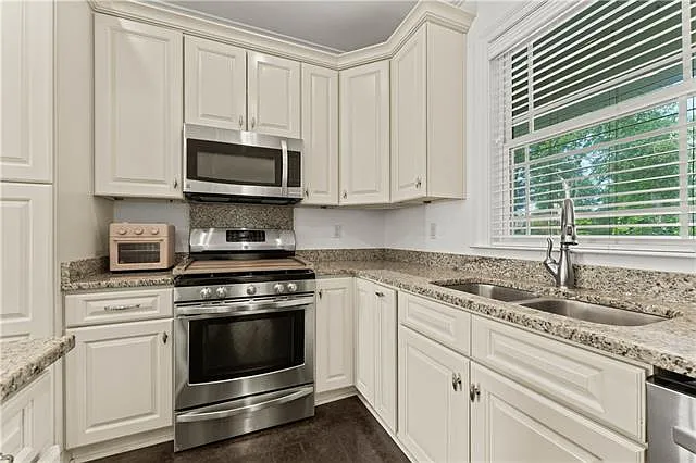 17014 Octavia St — Photo 9