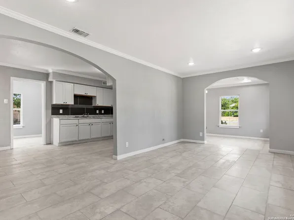 6046 LARK VALLEY DR, San Antonio, TX 78242