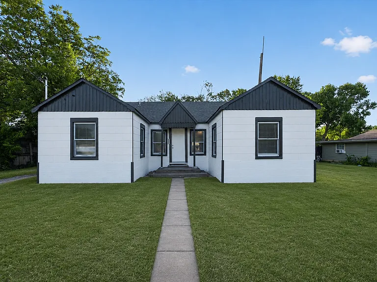 351 S Waco St — Photo 2