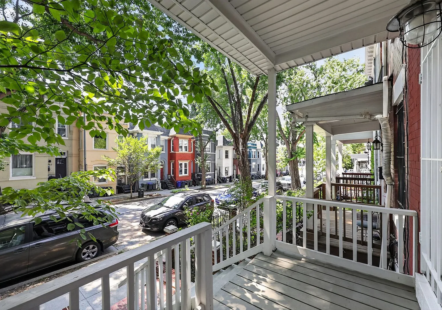 Charming Wardman-Style Rowhouse in Columbia Heights Private Deck & Fenced Yard — Photo 3