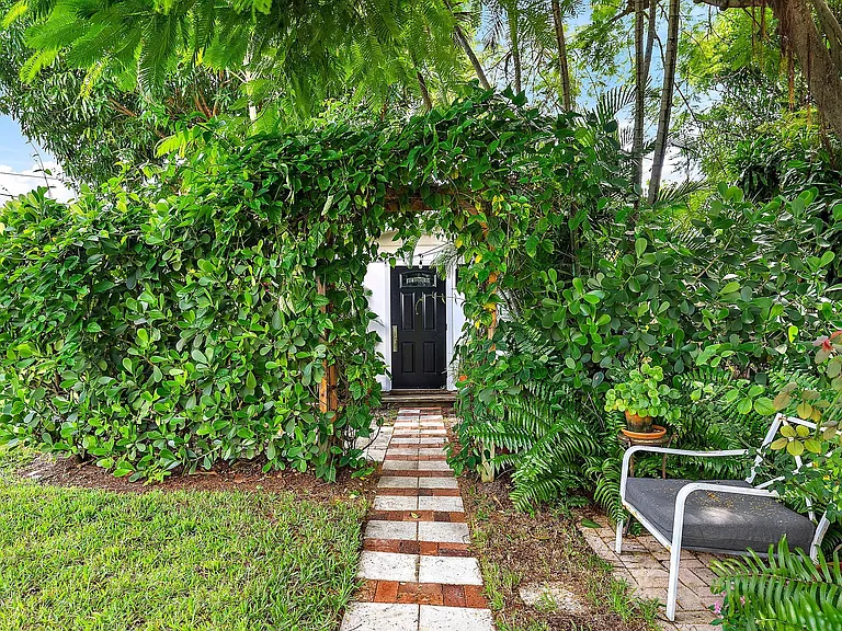 328 Hawthorne Dr — Photo 1