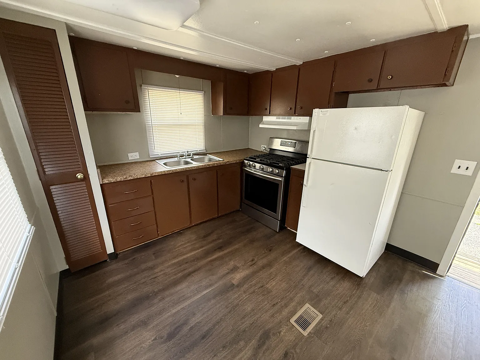 Evergreen Apartment Homes - 10 — Photo 2