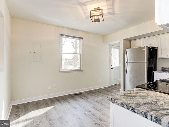 5th image of 208 Cedar Dr