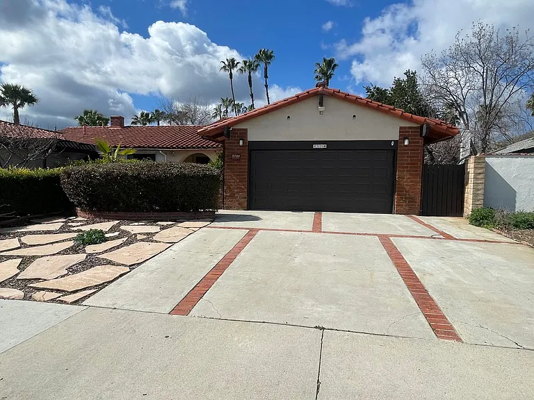 5729 Lake Lindero Dr — Photo 1