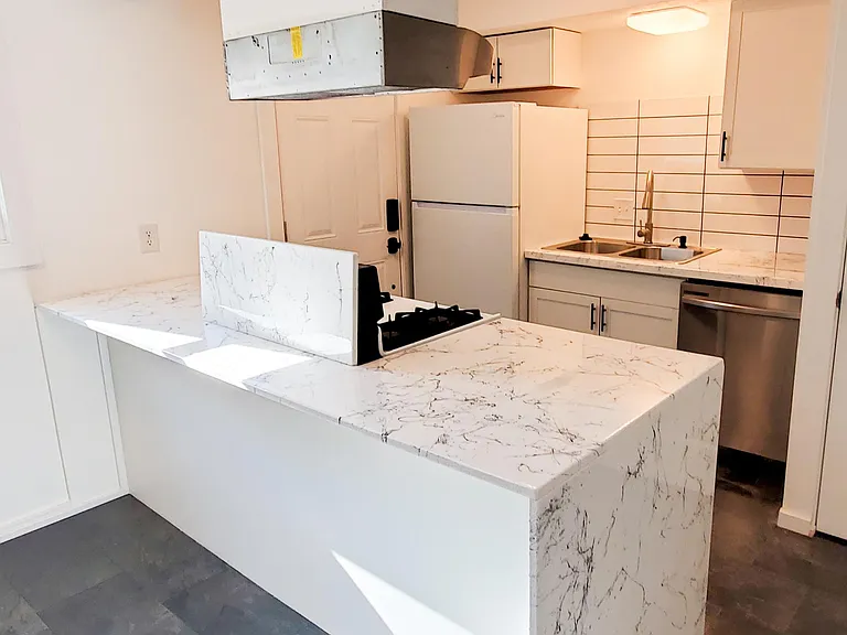 480 Zahn Dr #2 — Photo 2