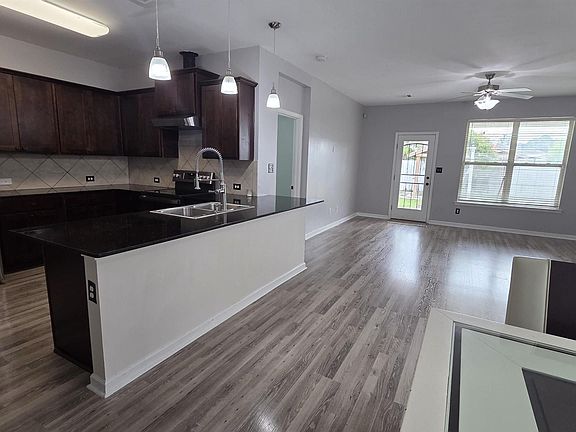 5th image of 583 Fall River Dr