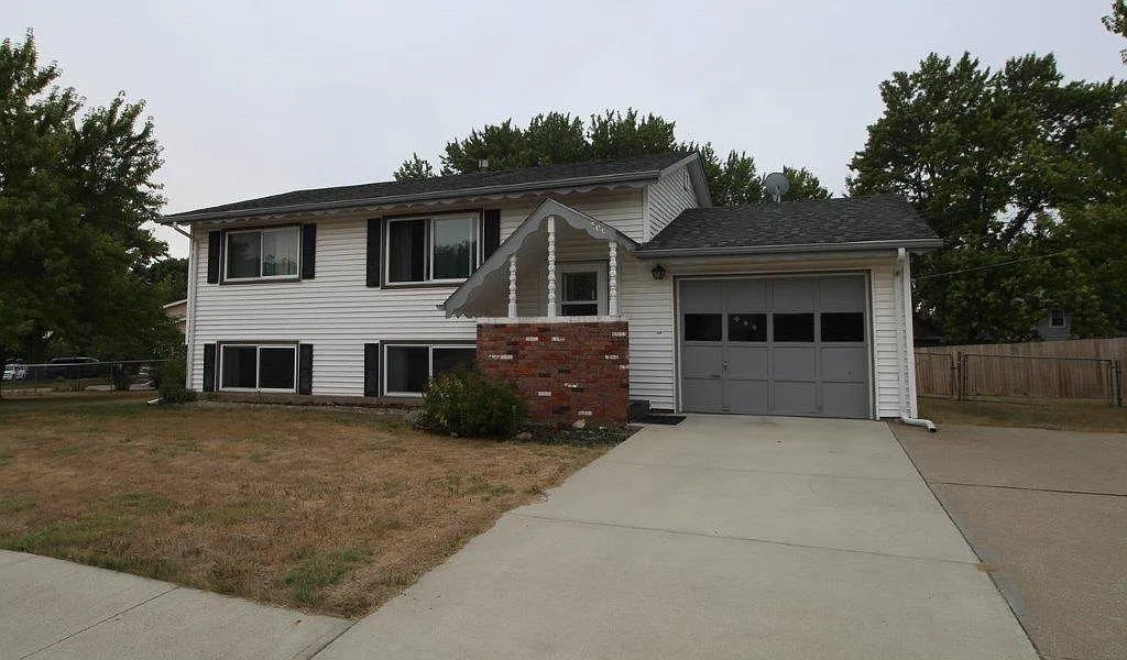 301 Aspen Dr — Photo 1