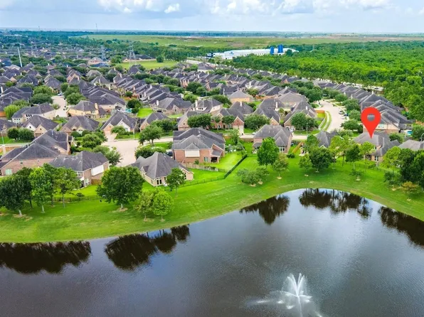 1915 Cayman Bend Ln, Pearland, TX 77584