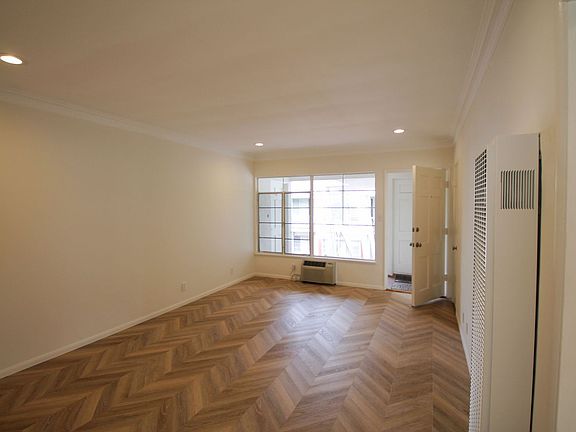 3rd image of 12012-12016 Moorpark St #12016-7