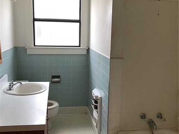 4th image of 606 N Cedar St