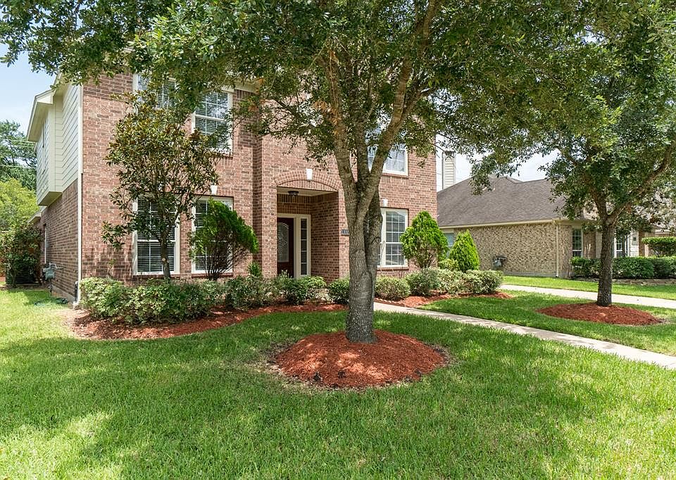 Gorgeous 2-story brick Perry home located in the master planned community of Cypress Creek Lakes.