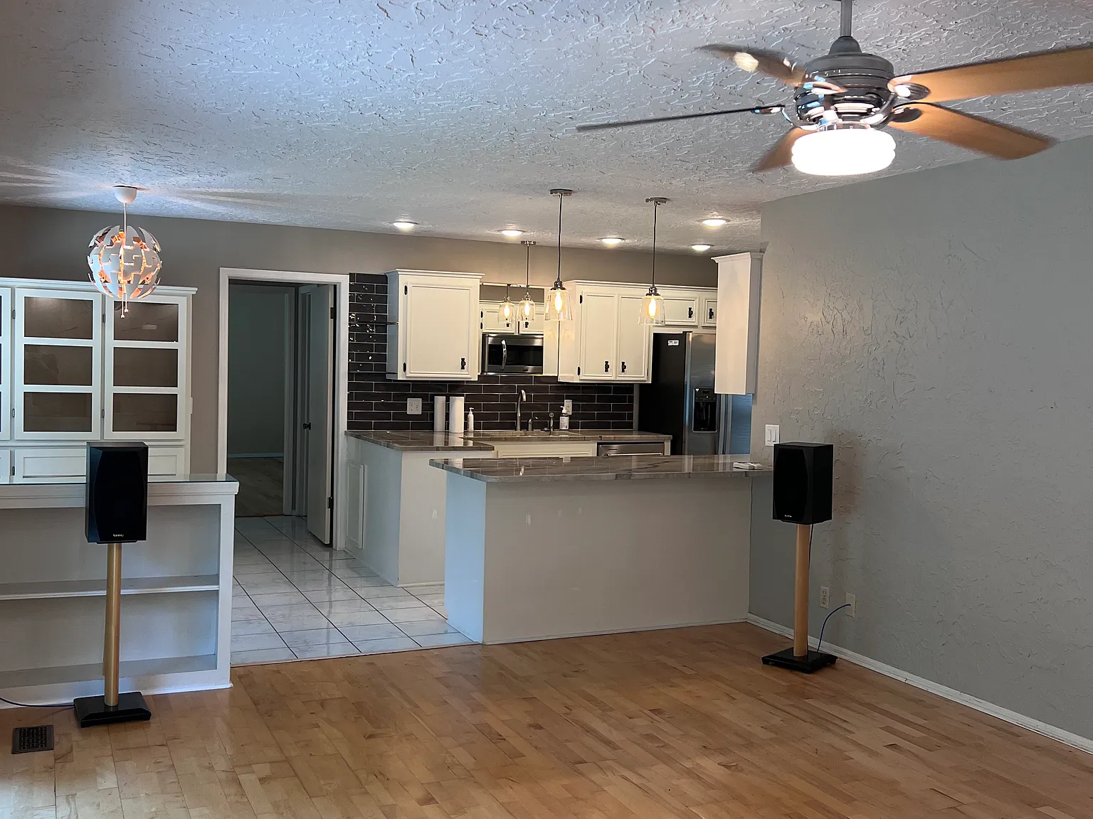 3 bed, 2.5 bath, 2222 sqft, $2,500 — Photo 3