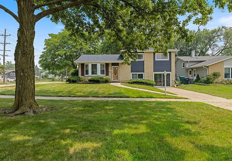 1003 S Finley Rd — Photo 2