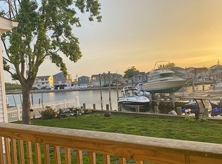 921 Pacific St, Lindenhurst, NY 11757