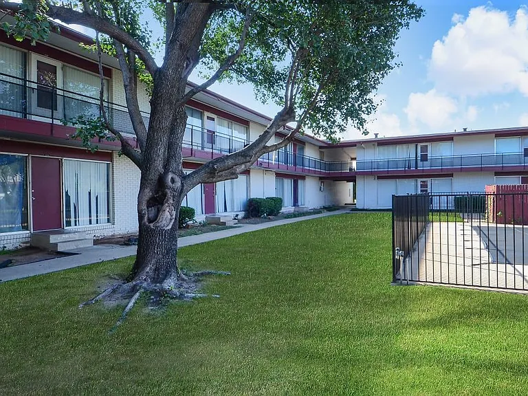 Crestpark Apartments — Photo 2
