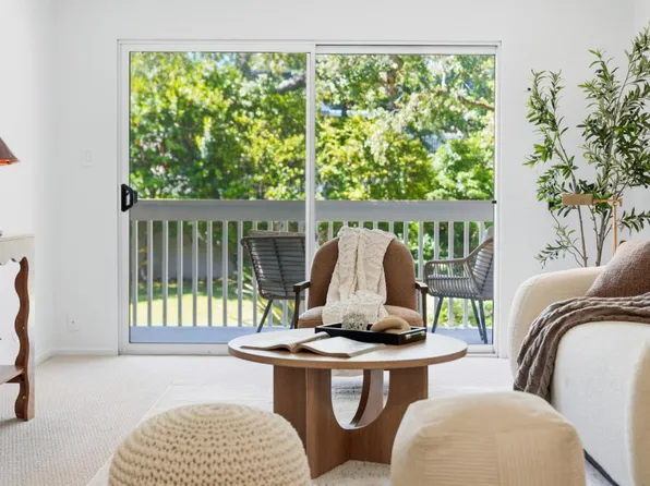 675 Sharon Park Dr APT 208, Menlo Park, CA 94025