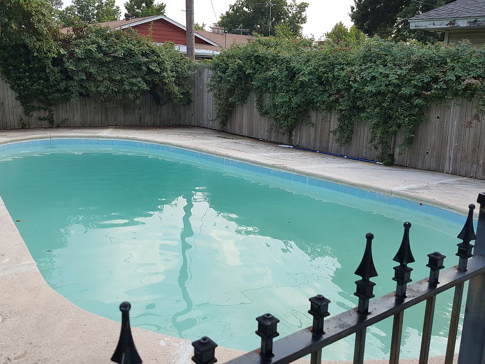Beautiful pool w large deck!