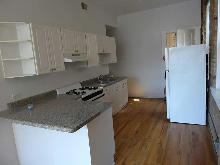 938 W 31st Pl #1F — Photo 1