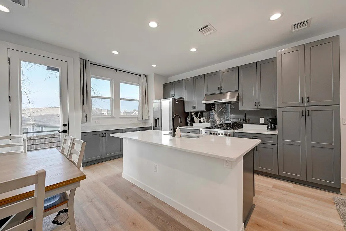 4 bed, 4.0 bath, 1834 sqft, $3,699 — Photo 3