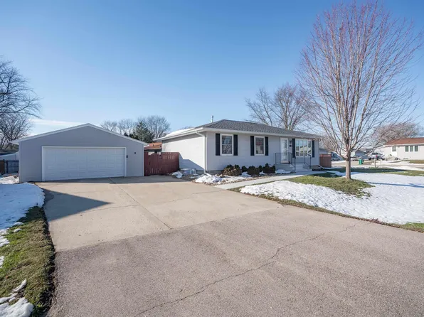 96 Corliss Ave, Elk Run Heights, IA 50707