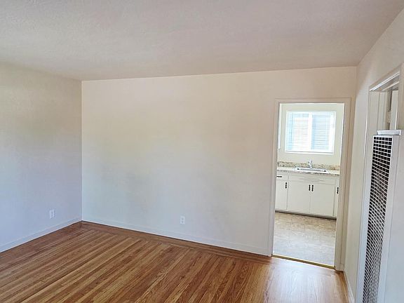 5th image of 21615 Montgomery St