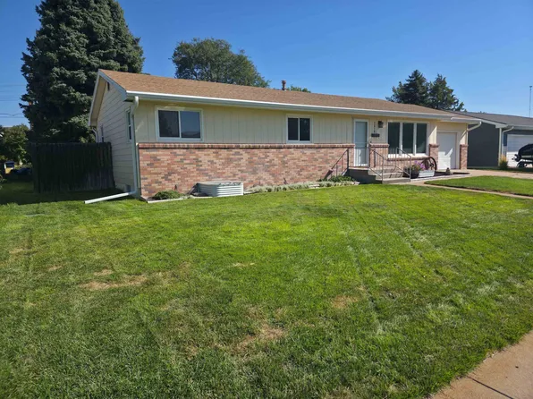 1215 Highland Dr, Ogallala, NE 69153