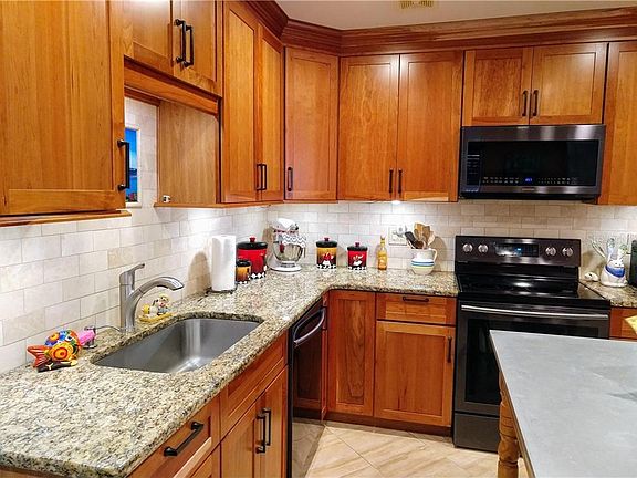 4th image of 1317 Barry St