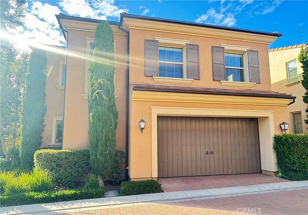3 bed, 2.5 bath, 1753 sqft, $5,200 — Photo 1
