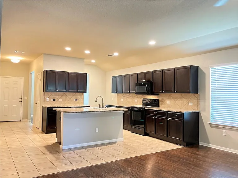 115 Leona River Trl — Photo 9