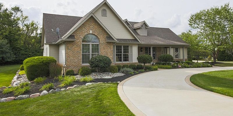 Front of Home
						:
						2502 Crestwood Drive Adrian MI 49221 Lenawee County