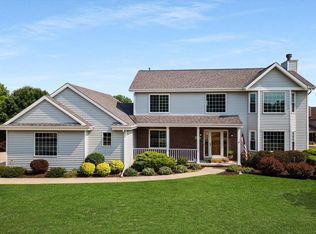 1215 Williams Dr, Mukwonago, WI 53149