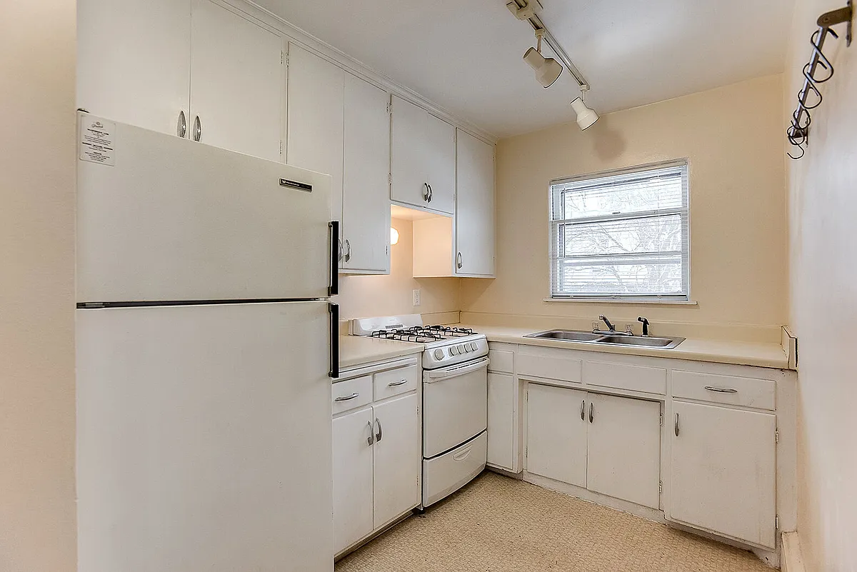 Building Photo - 123 26th St W