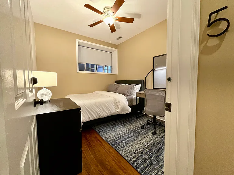 1506 W Polk St #1ZR — Photo 5