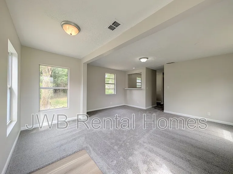 835 E Union St — Photo 4
