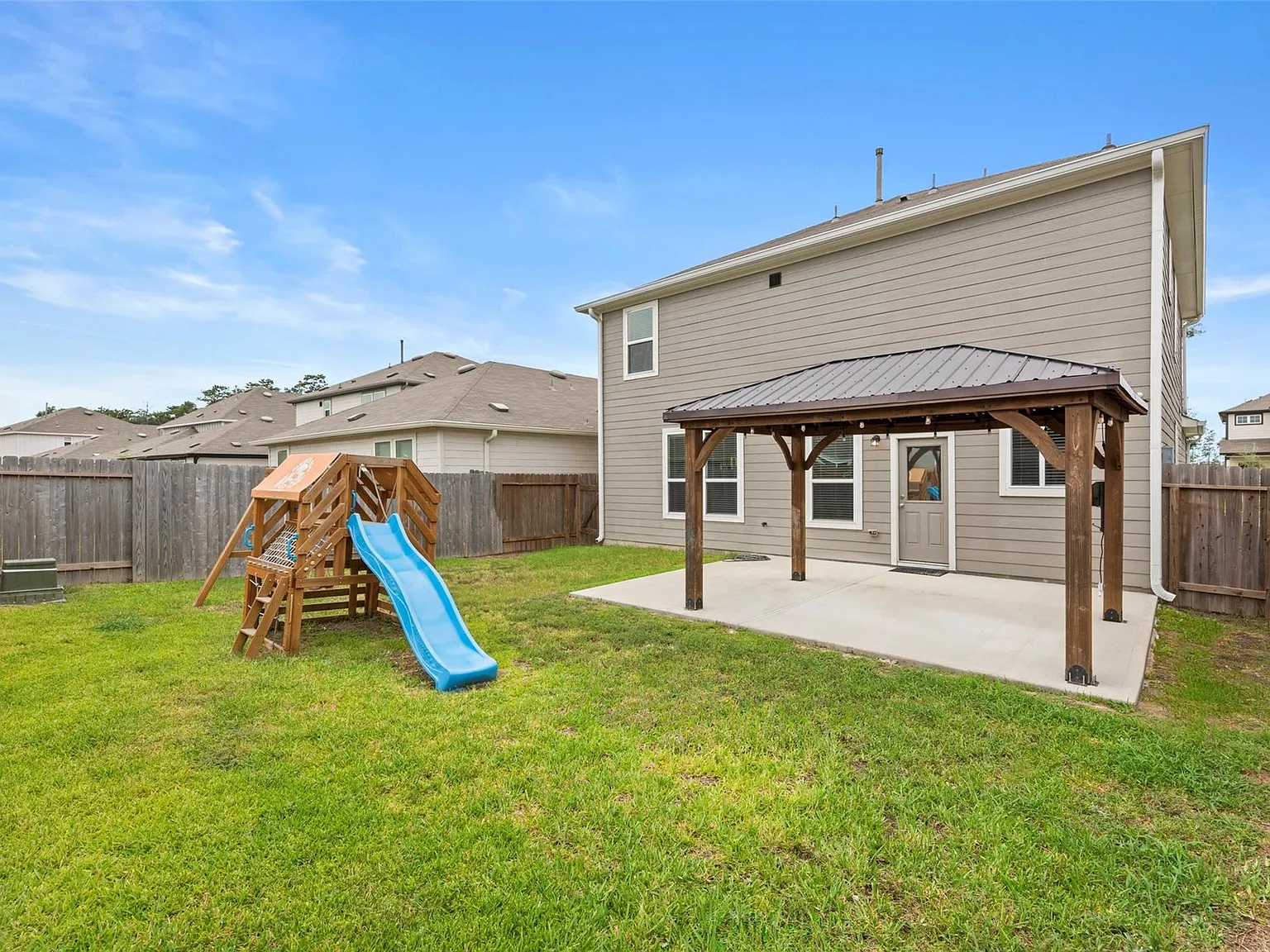 4 bed, 3.0 bath, 2615 sqft, $2,400 — Photo 4