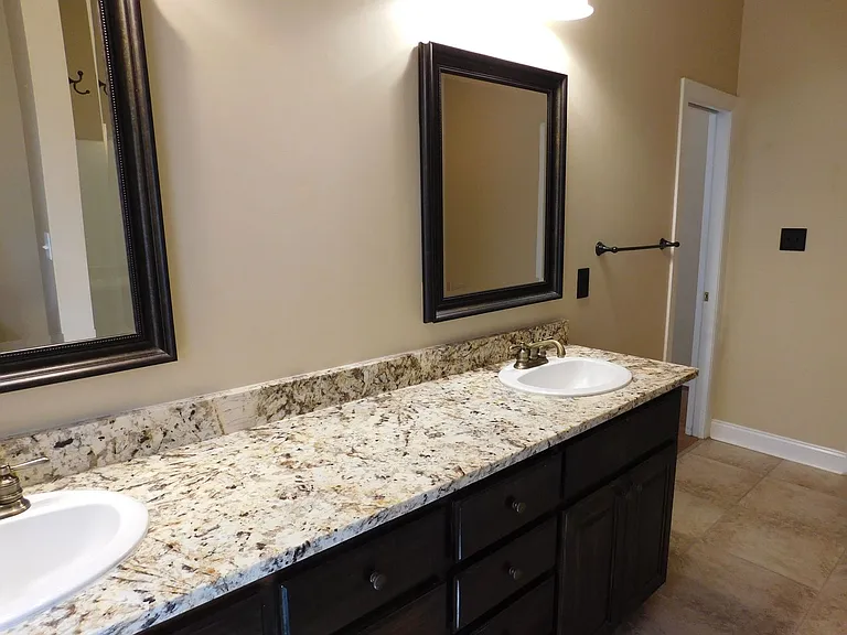 300 Taliaferro Ln — Photo 29