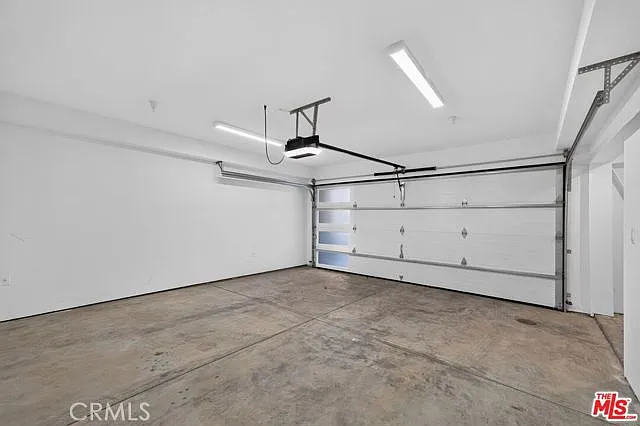 1204 N Orange Grove Ave — Photo 32