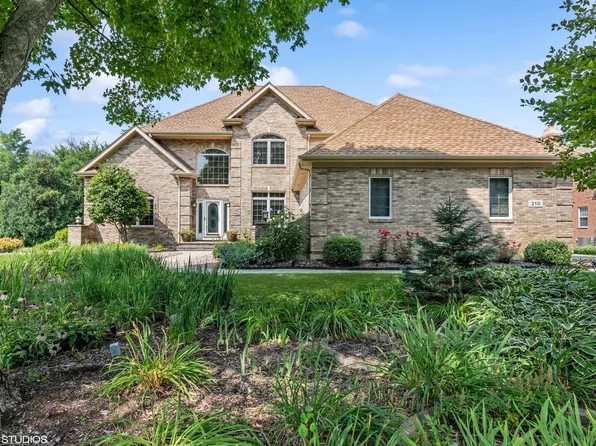 210 Carriage Trl, Barrington, IL 60010