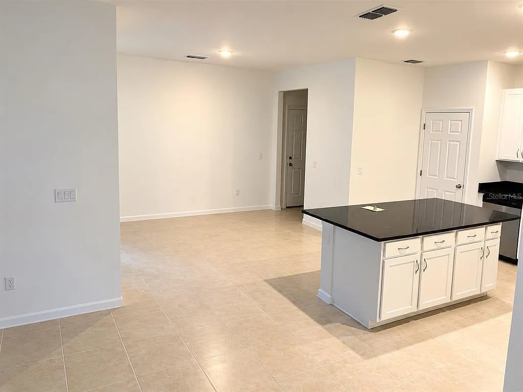 3 bed, 2.5 bath, 2110 sqft, $2,950 — Photo 2