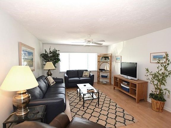 Enter to this light and bright, immaculate furnished unit.