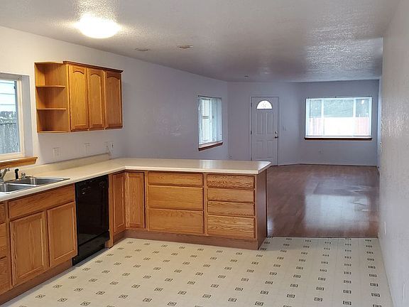 5th image of 1812 N Tower Ave