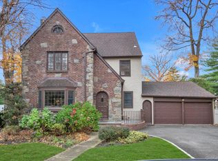 3 Station Road, Great Neck, NY 11023